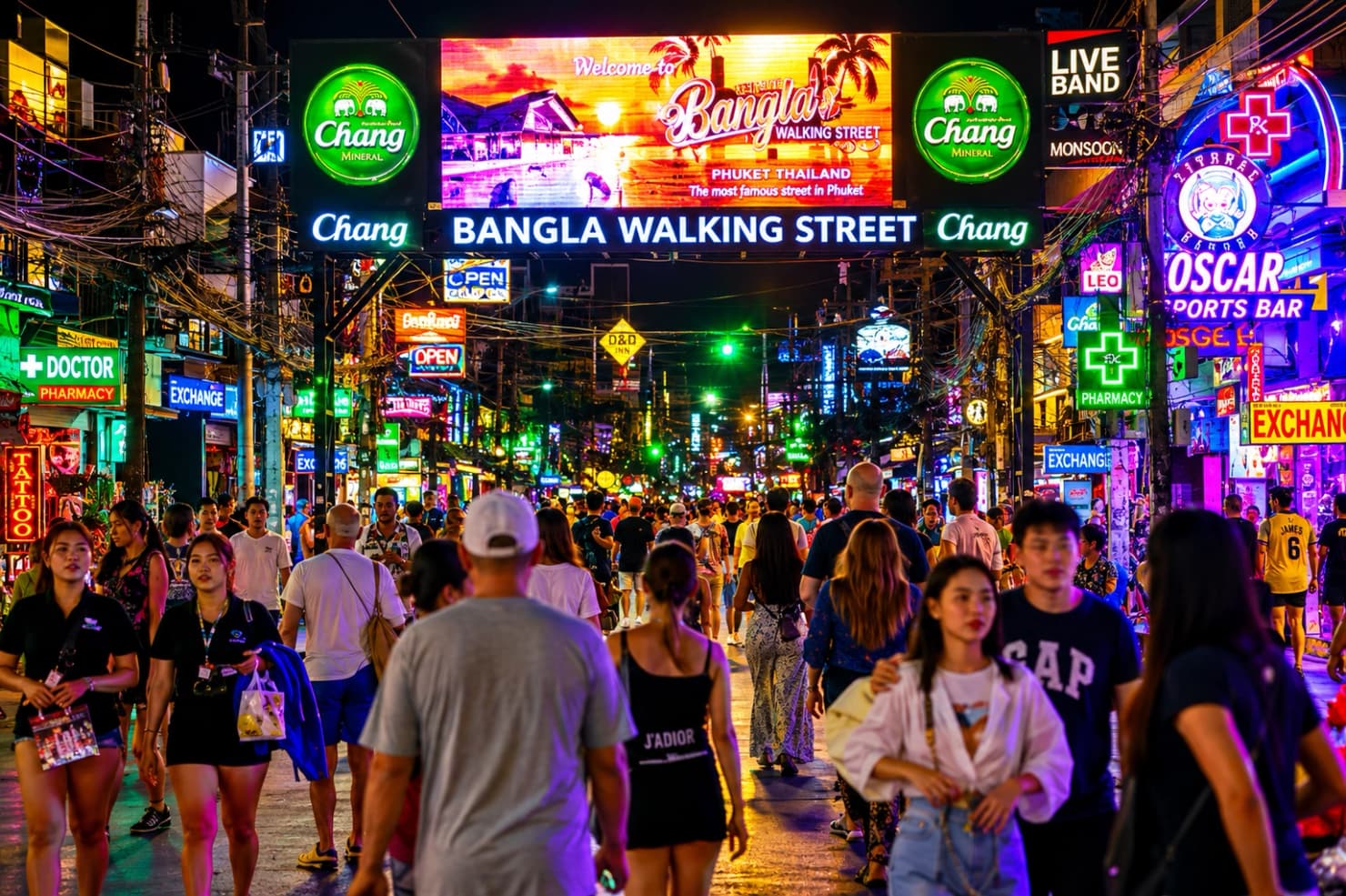 Ночные бары на Bangla Road в Патонге — неон, толпа и уличные вывески