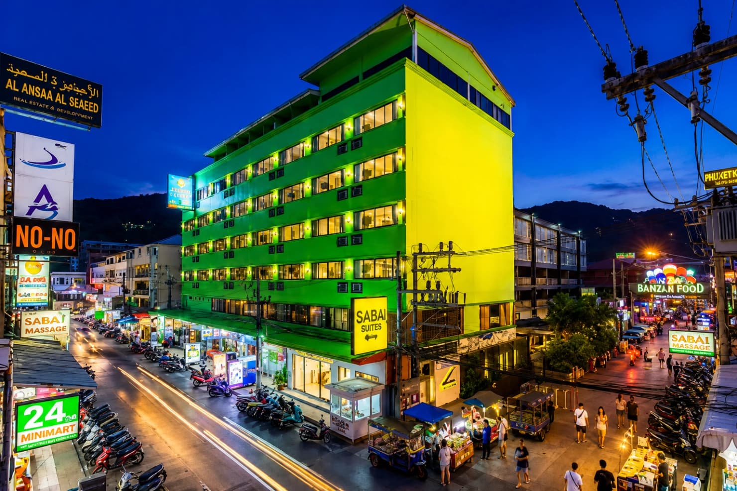 Улица Bangla Road ночью — отели и неон рядом