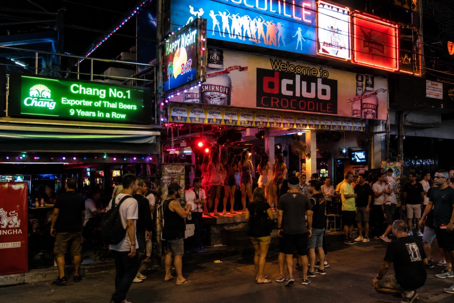 Бангла Роуд (Bangla Road) в Патонге — расположение главной улицы ночной жизни Пхукета рядом с пляжем Патонг