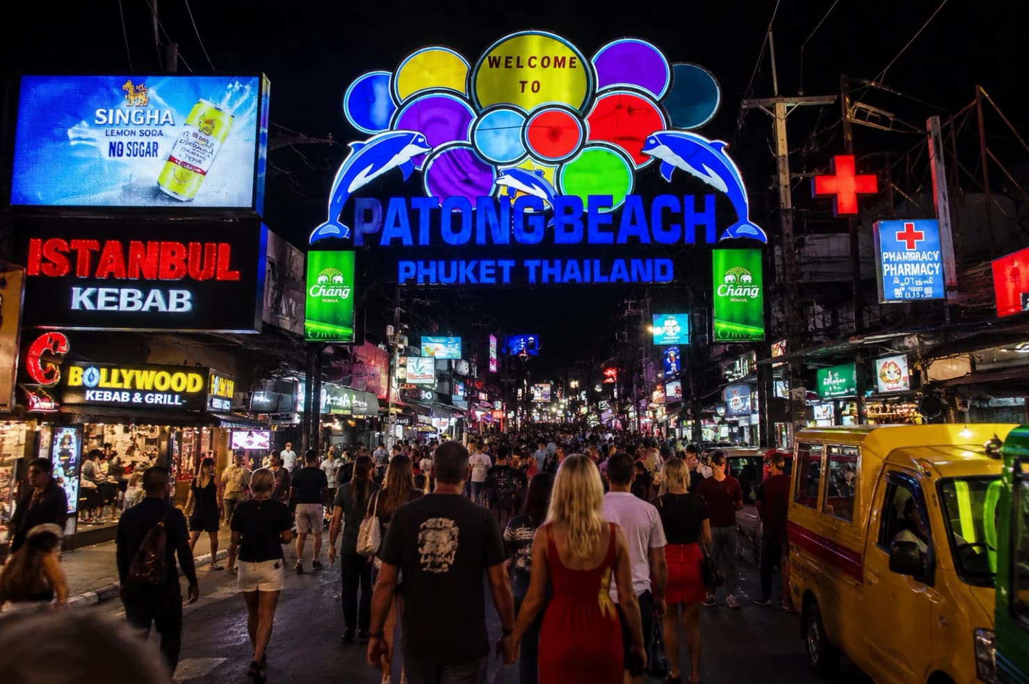 Bangla Road Patong ночью — неоновая улица с толпой, барами и уличными артистами