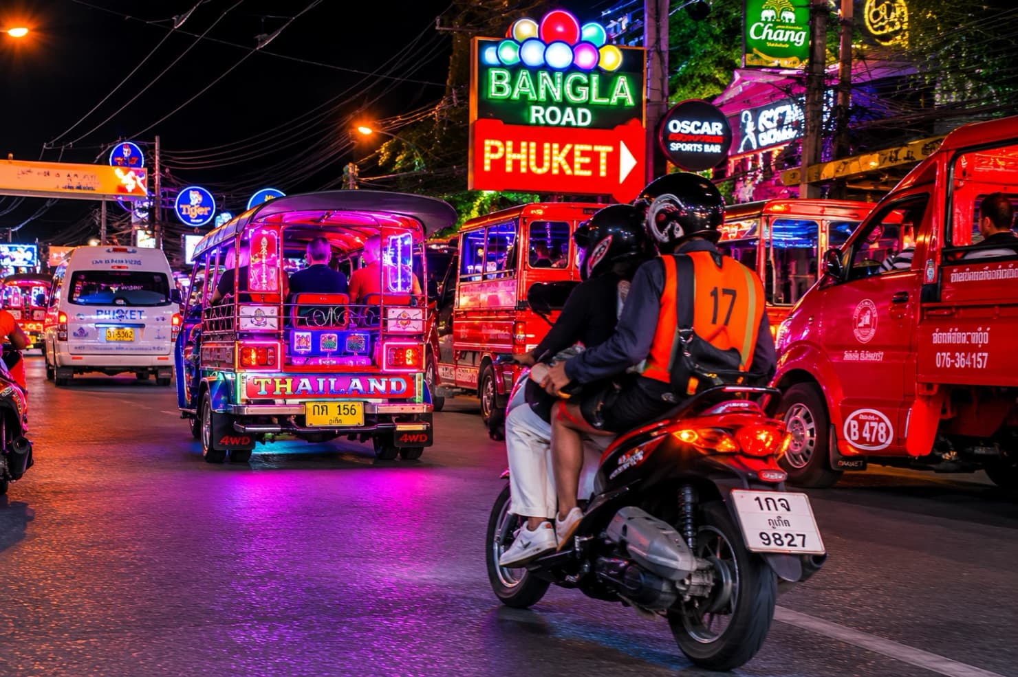Bangla Road ночью — неоновая улица, такси и пешеходы рядом с Jungceylon