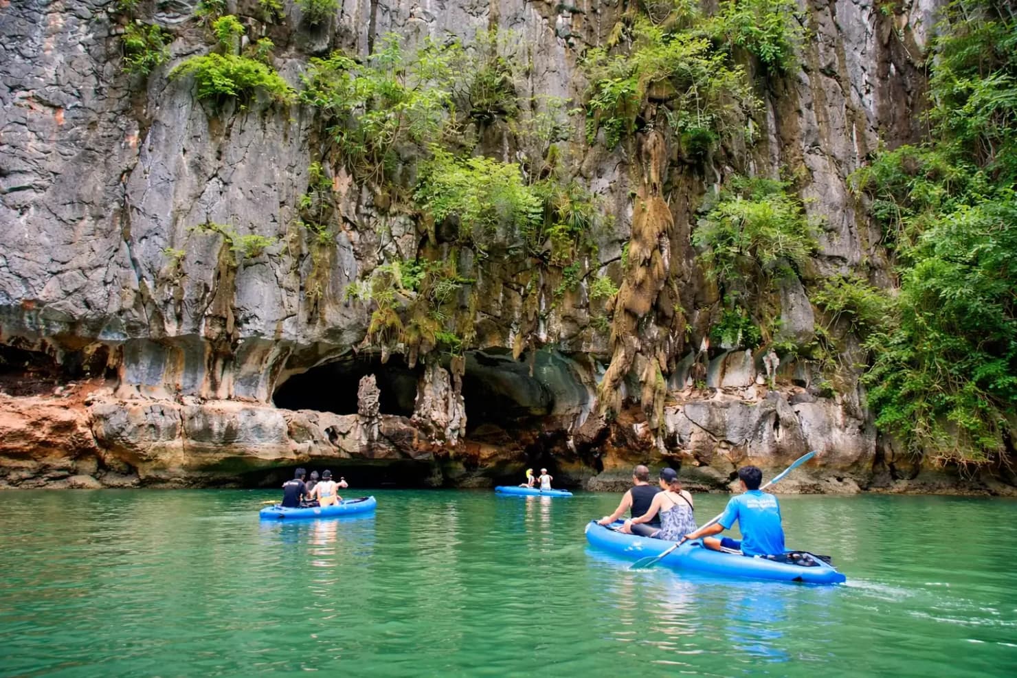 Прогулка на каноэ во время экскурсии на остров Джеймса Бонда из Пхукета