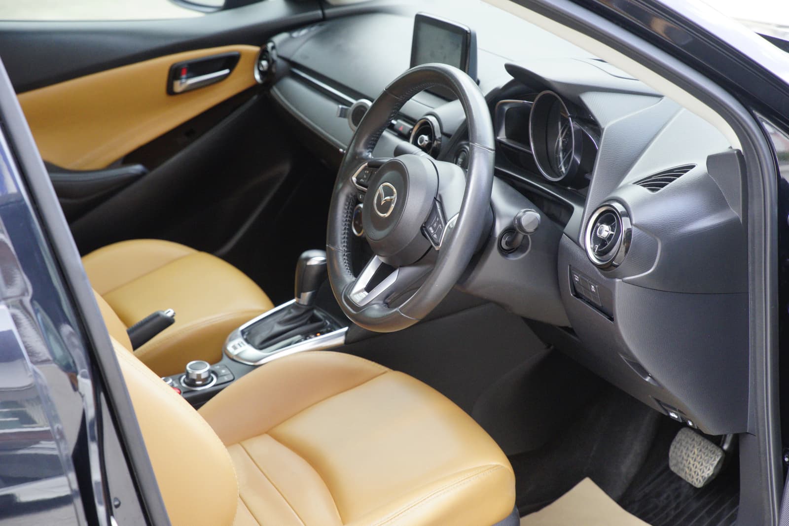 Mazda 2 Sedan 3